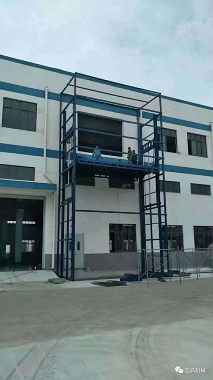 德州客戶訂購(gòu)的戶外導(dǎo)軌式升降機(jī)